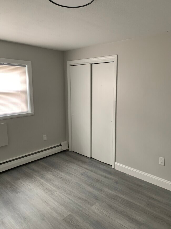 35 Deerfield Ct Unit 30B, East Hartford, CT 06108 Apartments in East