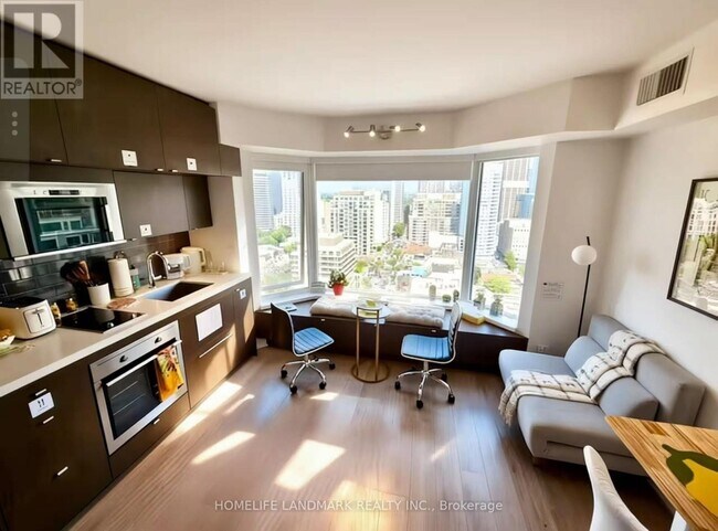 Photo du bâtiment - 155 Yorkville Ave