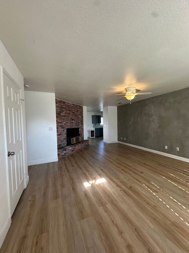 Building Photo - Charming Home Rent Ready !