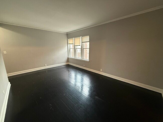 Building Photo - 7344 N Damen Ave