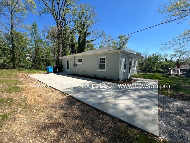 Building Photo - Beautiful, 2 Bedroom, 1 Bath, Completely R...