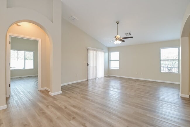 Foto del edificio - 2399 E Calle Arroyo Lindo