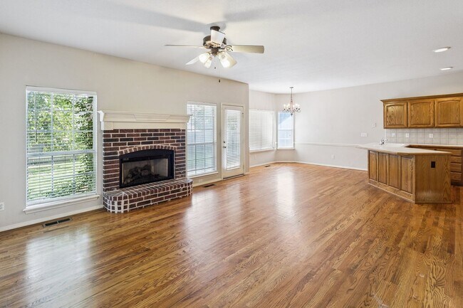 Foto del edificio - Spacious 4 Bedroom + Bonus Room