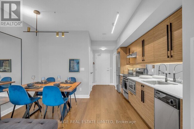 Building Photo - 320 Richmond St E