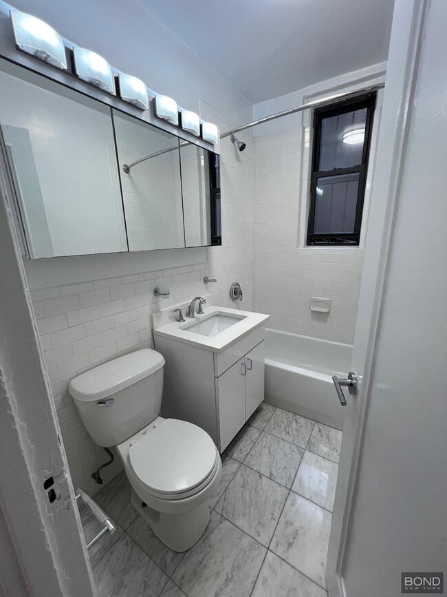 Building Photo - 140 E 46th St