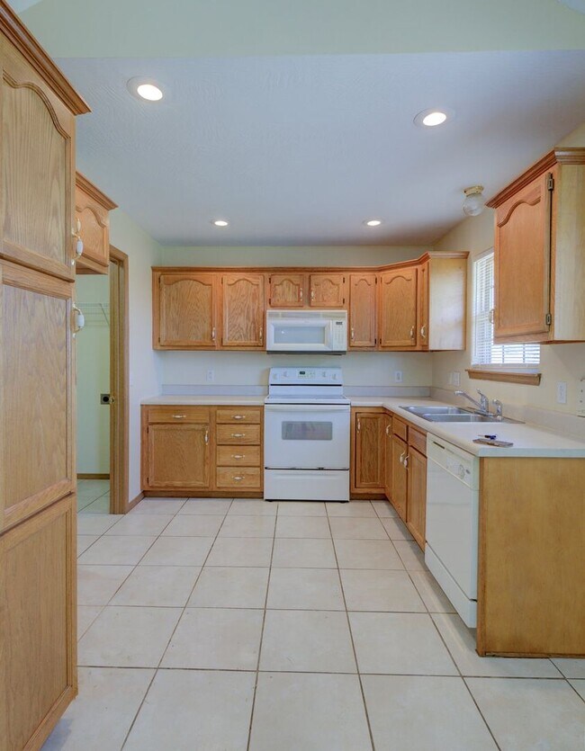 Building Photo - 3 Bedroom in Republic Schools!