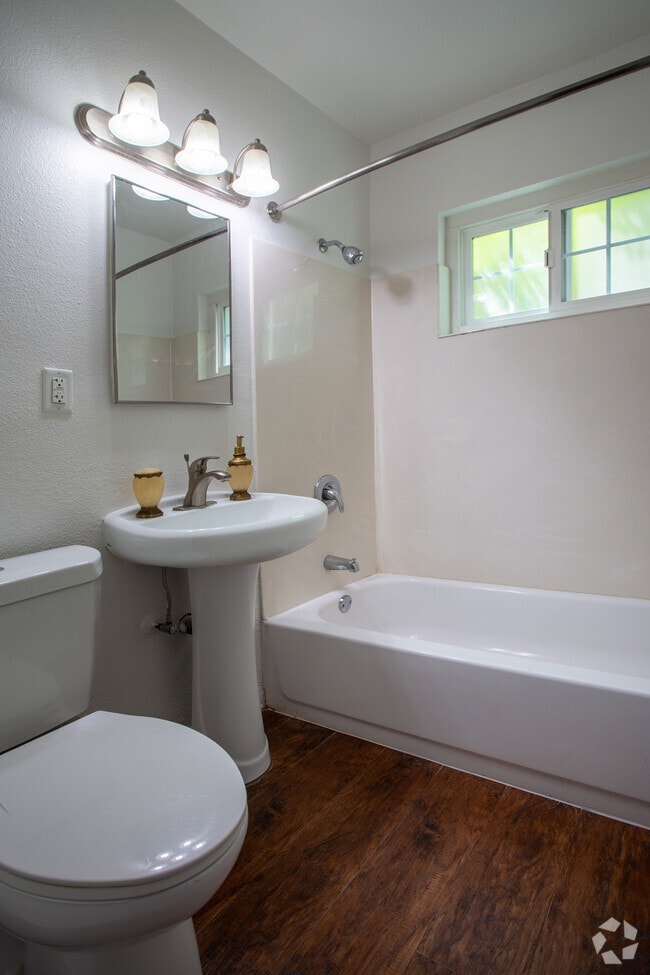 3BR, 1BA - 1000 SF - Northwind Apartments