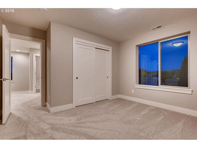 Foto del edificio - Great newer 3 story Townhouse behind Cooper Mountain elementary