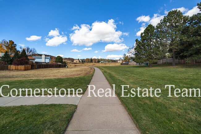 Foto del edificio - 5225 Old Farm Cir W