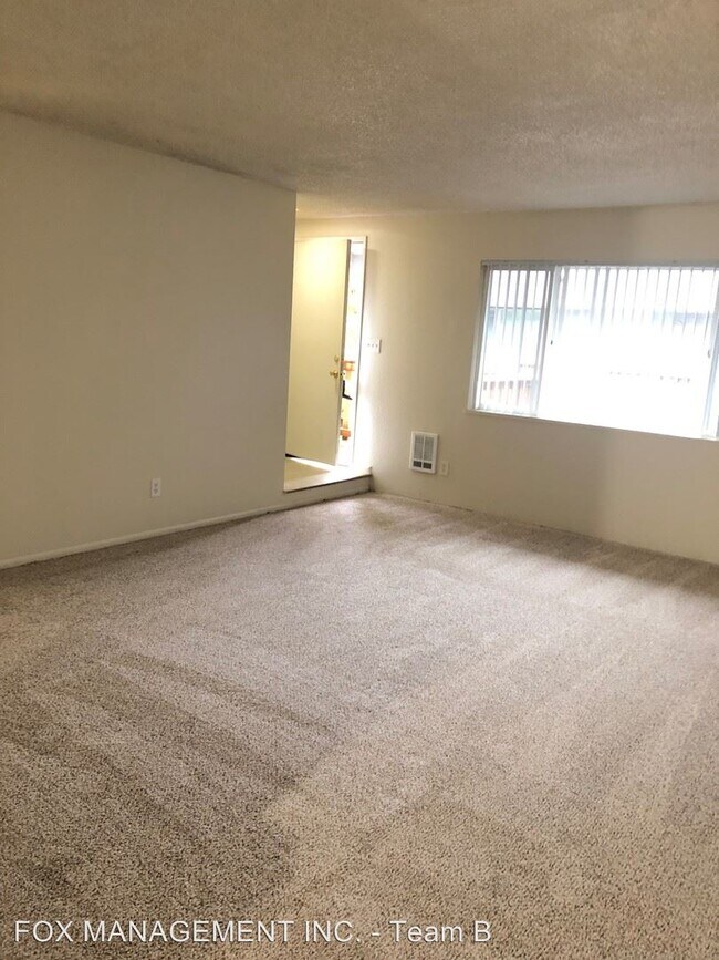 Foto del edificio - 2090-2096 SE Pinelane St