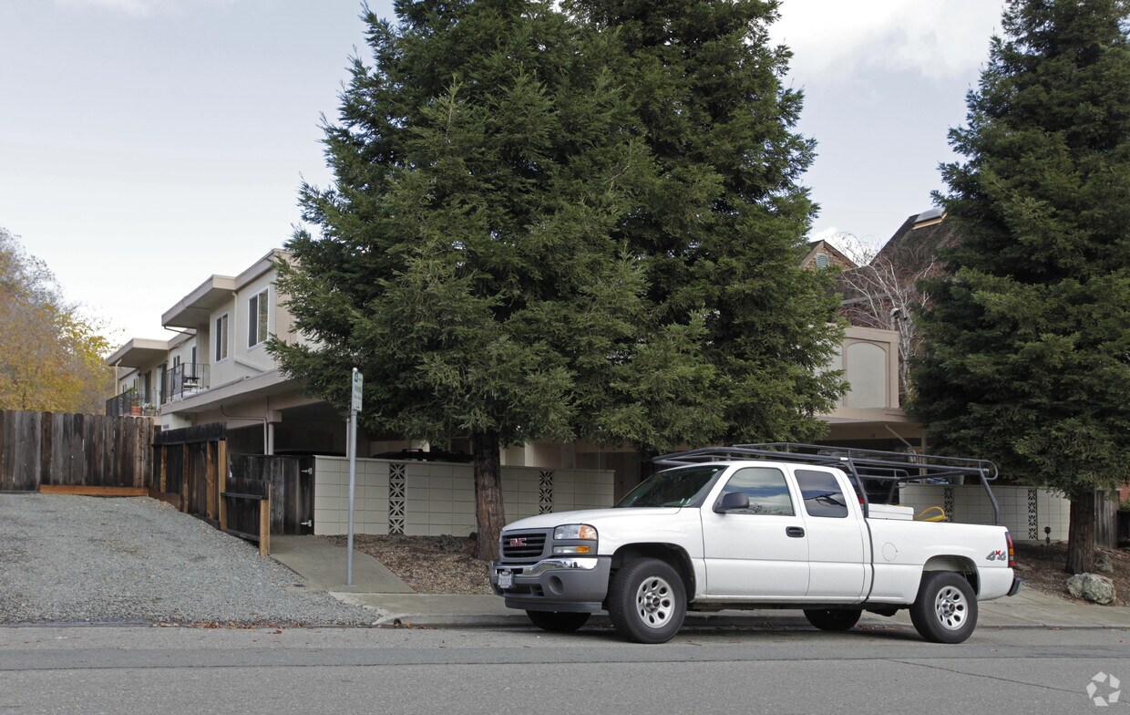 Building Photo - 1776 Lacassie Ave