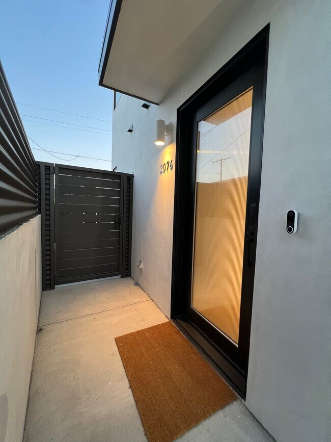 Foto del edificio - 2076 Blake Ave
