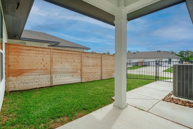 Building Photo - Bright & Cozy Townhome