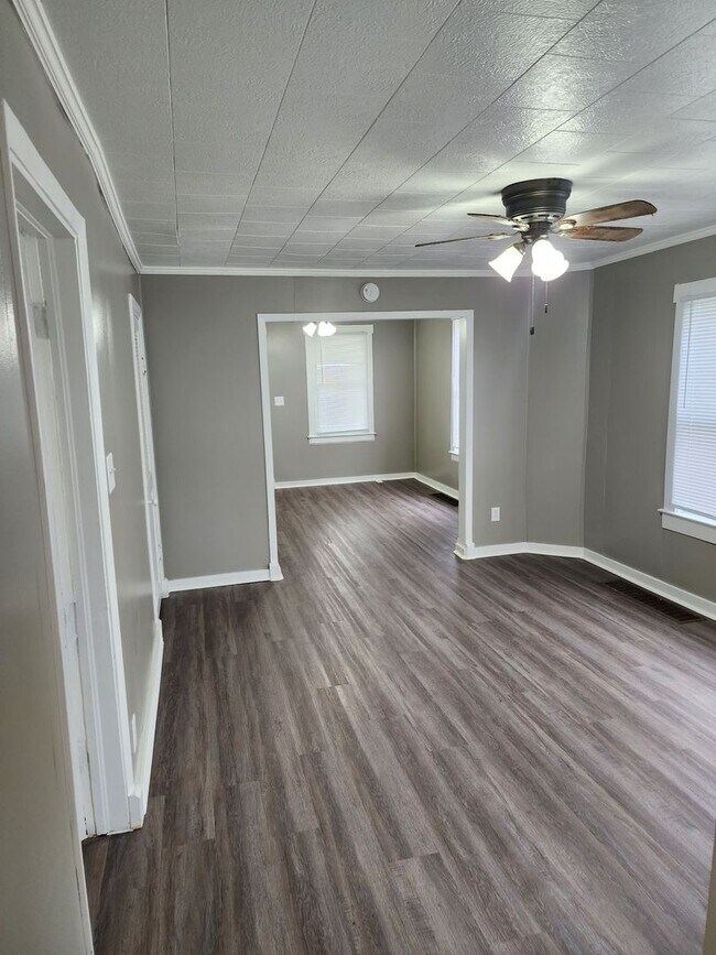 Foto del edificio - 1437 S Webster St