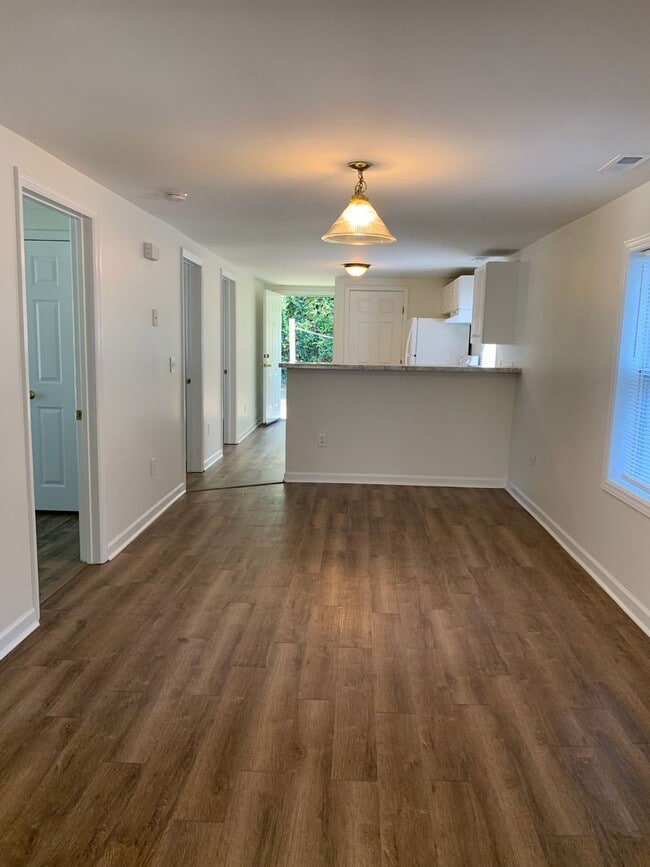 Building Photo - $500 OFF 1ST MONTH'S RENT! 3 Bedroom, 1 Ba...