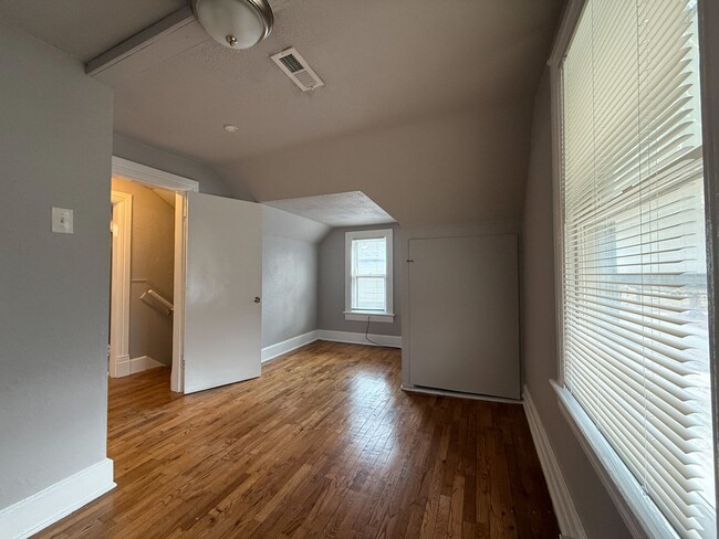 Building Photo - Updated 2 bedroom 1 bath with detached garage
