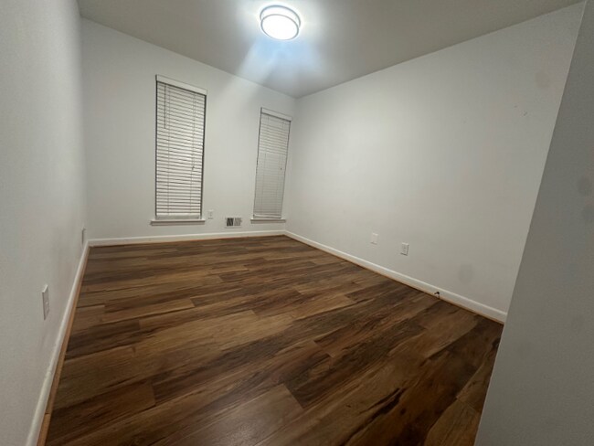 Foto del edificio - 8xxx Barrett Rd