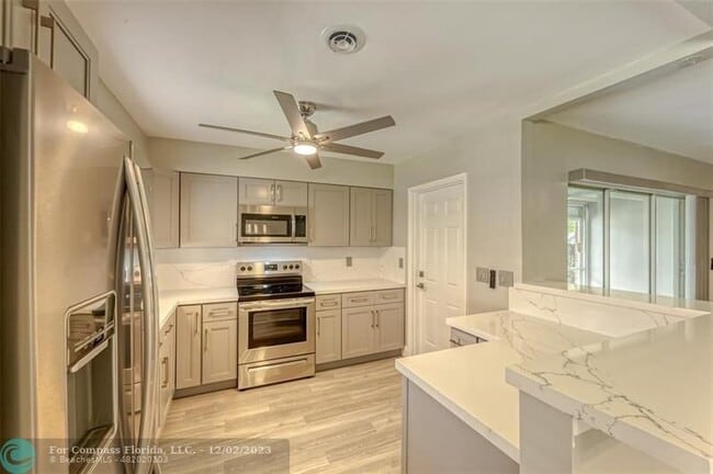 Building Photo - 400 S Luna Ct