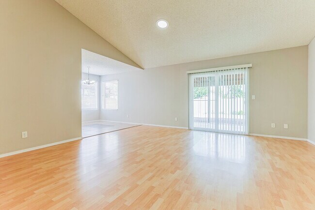 Building Photo - 624 S 75th St