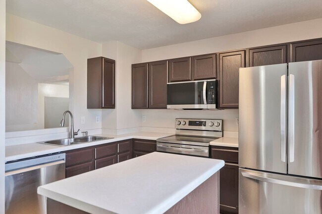 Building Photo - Stunning 3 Bed - 2 Bath Pet-Friendly Roy T...