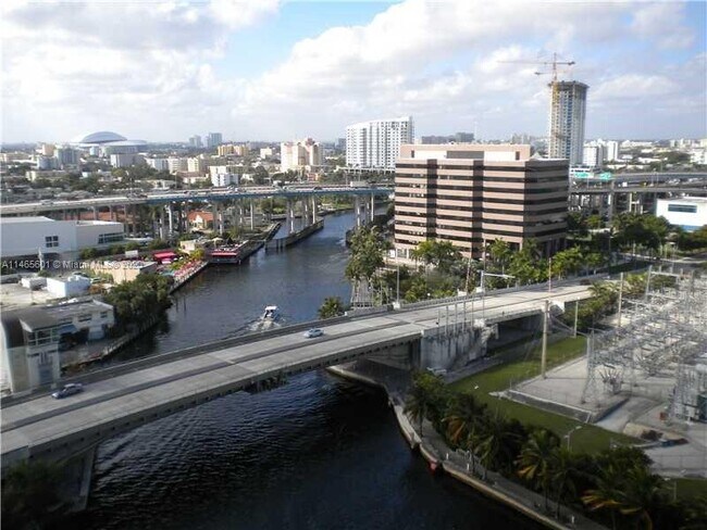 Foto del edificio - 690-691 SW 1st Ct