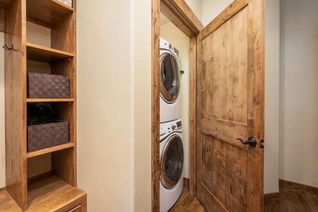 Building Photo - 250 Bergamot Dr