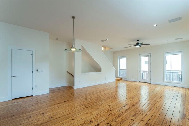 Building Photo - 1205 Kinney Ave