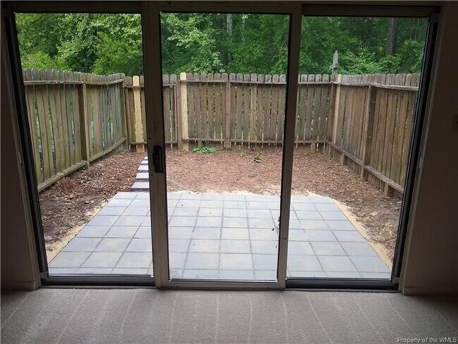 Building Photo - Nice 2 bedroom town home