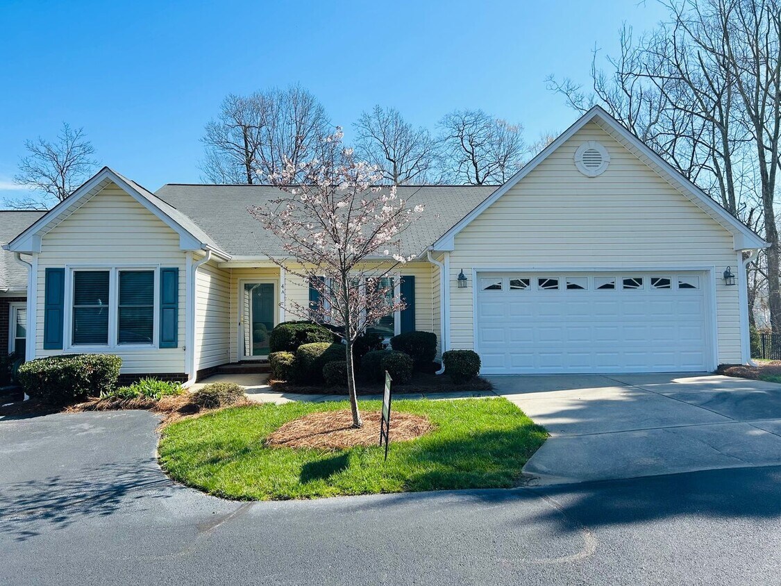 Primary Photo - Impeccable spacious 3 bedroom 2 bath main ...