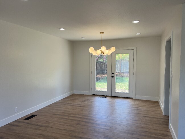 Foto del edificio - 641 Wintergreen Ln