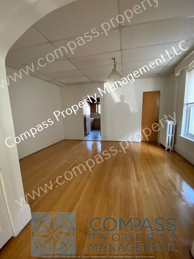 Building Photo - $1195 - 1+ Bed, 1.5 Bath, Apartment - Coat...