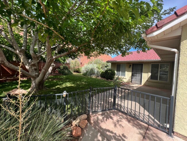 Building Photo - Charming Home with view of Red Mountain