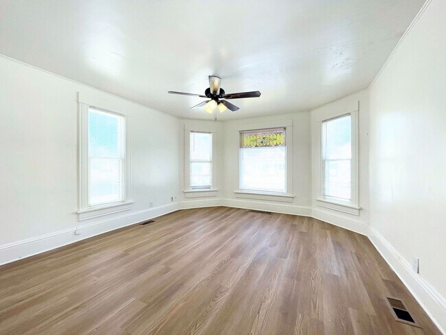 Building Photo - 2 Bed, 2 Bath Bungalow