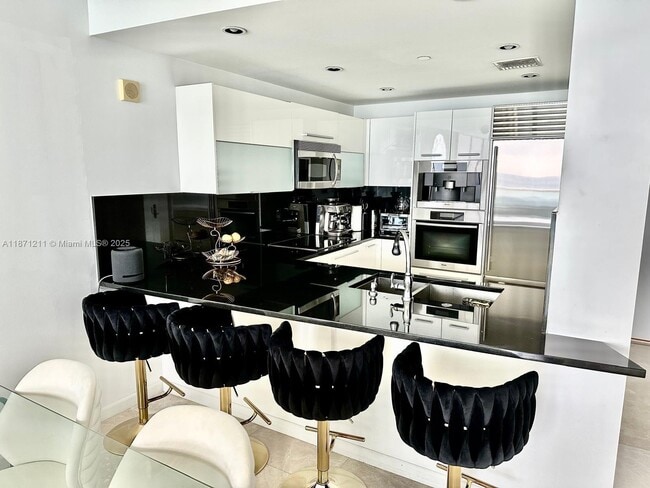 Building Photo - 17121 Collins Ave