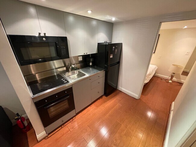 Foto del edificio - Fully Furnished English Basement near Capi...