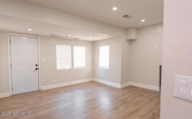 Foto del edificio - 846 Baker Ave