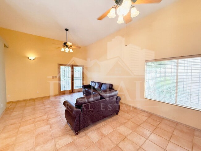 Building Photo - 1221 E Cholla St