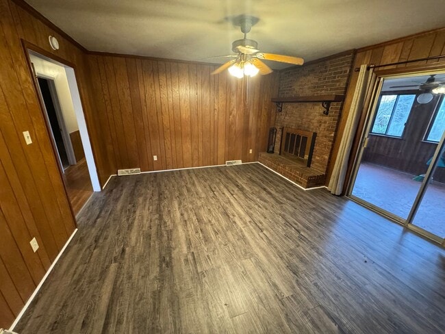 Building Photo - 3 bedroom 2 bathroom home!