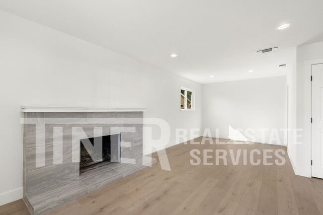 Building Photo - Beautifully Updated Home in Great Location