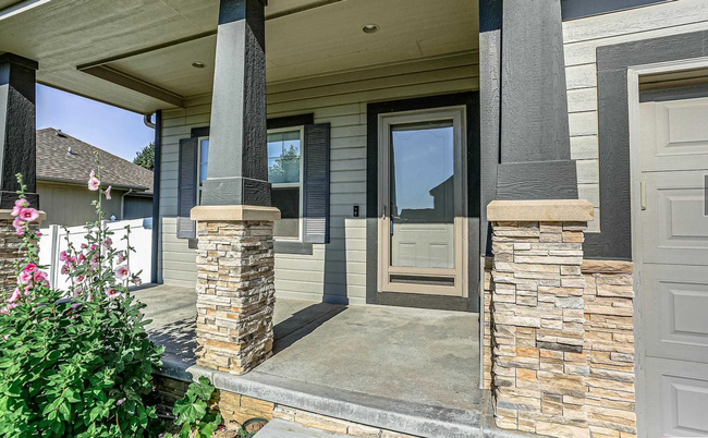 Building Photo - 5 Bedroom in Falcon Ridge!!