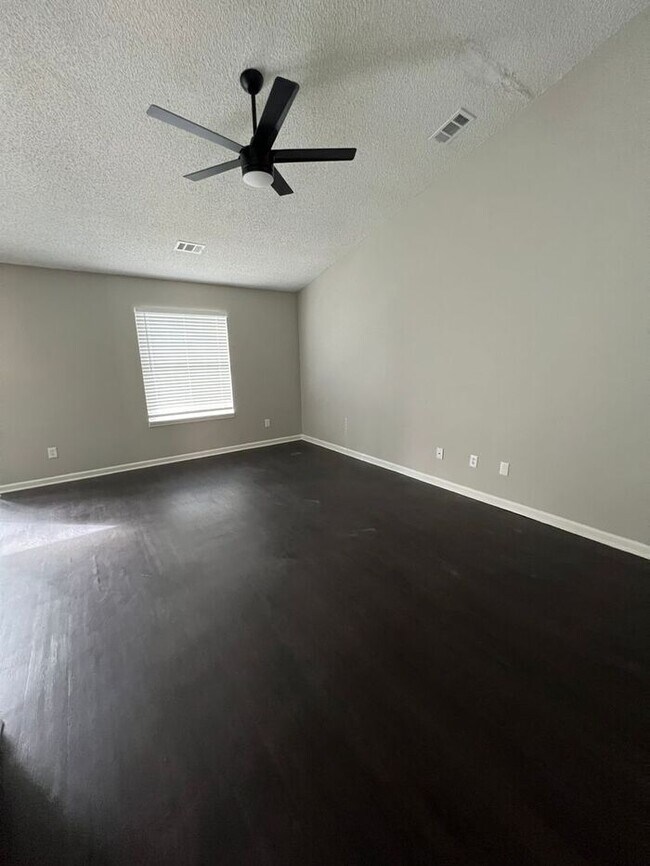Building Photo - 4 Bedroom/ 2 Bath Single Family Home!!!