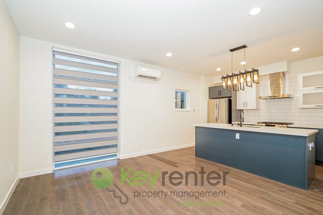 Foto del edificio - Rooftop Living with Open Concept Design and Parking Included