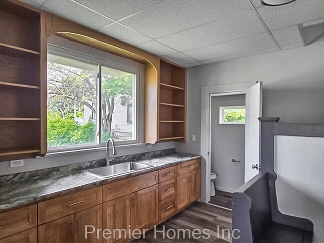 Foto del edificio - 3 Bed Home with Finished Attic & Hardwood Floors – $1,495/mo