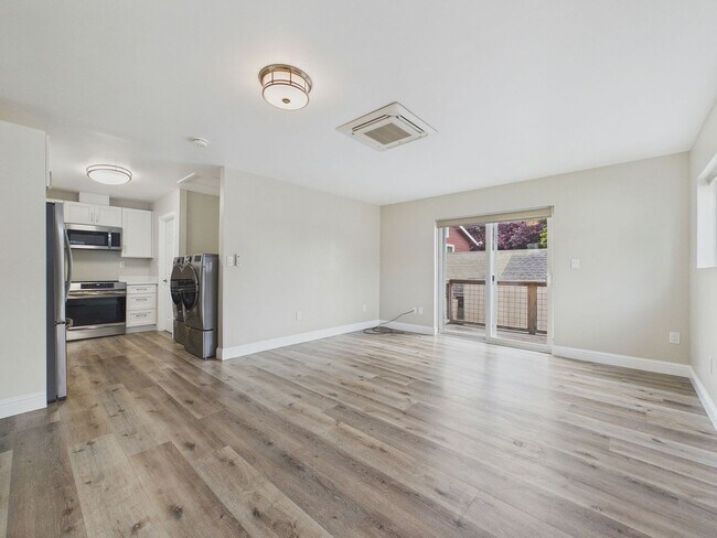 Foto del edificio - Brand New 1BD/1BA ADU with Private Deck, In-Unit Laundry & Parking – Prime Oakland Location