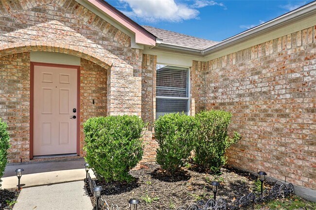 Building Photo - 1814 Wooded Acres Dr