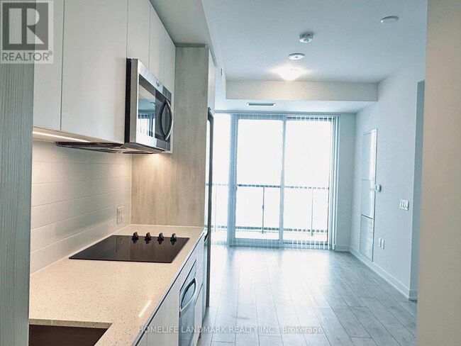 Building Photo - 5858 Yonge St