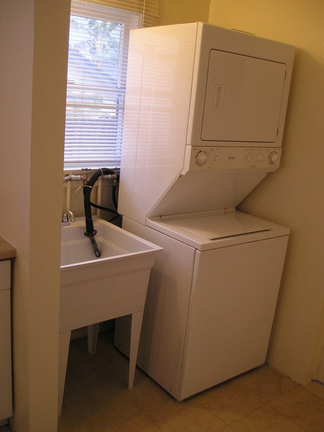 Foto del edificio - 3020 E 17th St