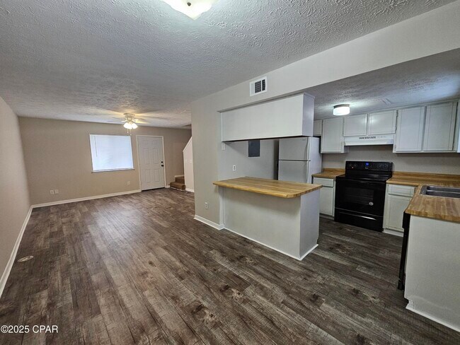 Foto del edificio - 6405 Lenawee St