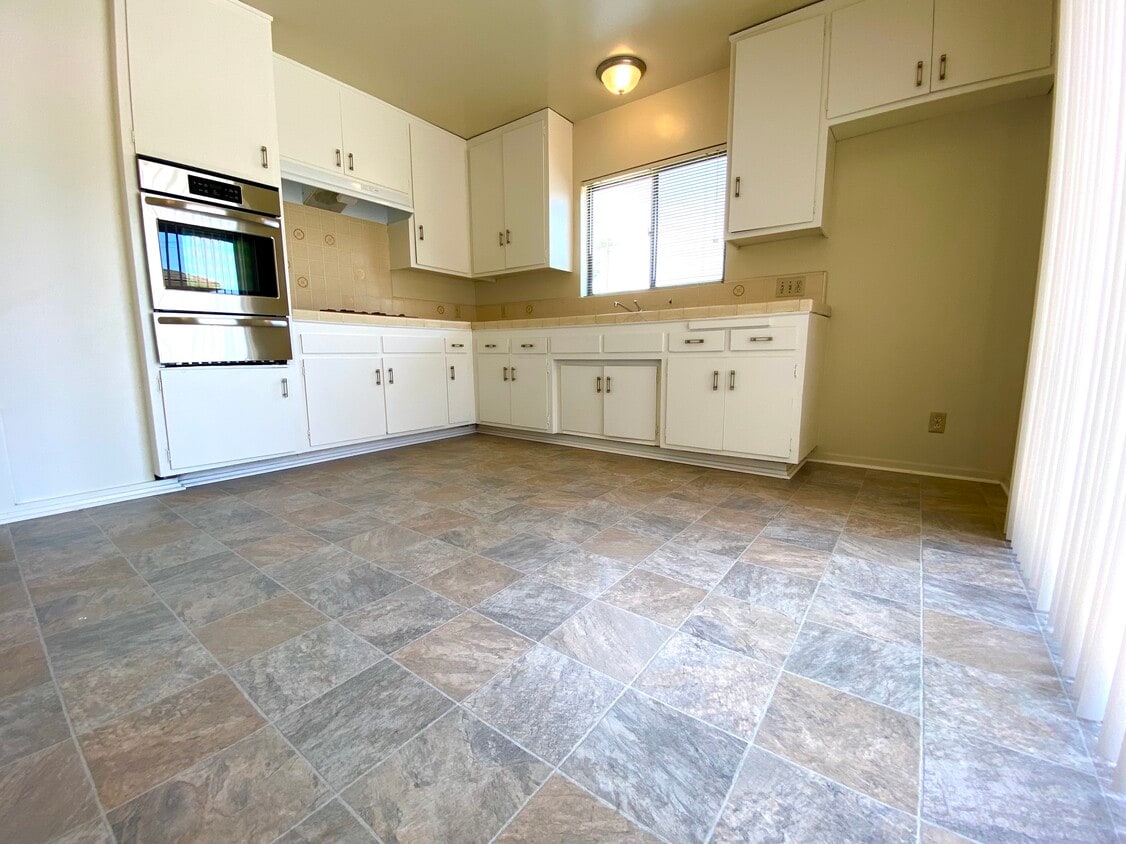 Kitchen - 866 Magnolia Ave