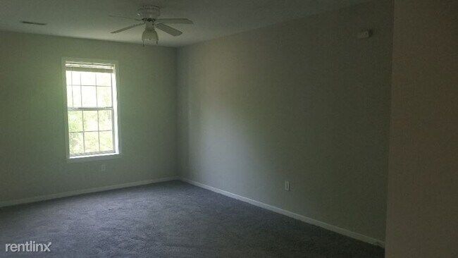 Building Photo - 3 br, 1.5 bath Townhome - 120 Albany Dr